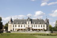 Majestueuse et élégante, la façade du Château d’Augerville dévoile toute la grandeur de cette demeure historique nichée au cœur de la nature. | © CHATEAU GOLF D'AUGERVILLE